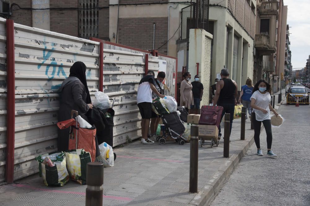 Usuaris i voluntaris de la plataforma d'aliments de Manresa