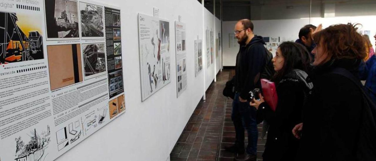 Varios asistentes observan el panel de &quot;Industrails&quot;, el trabajo realizado por el asturiano Damián González.