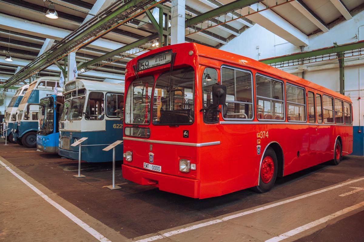 Panorámica del museo con un Pegaso 6050, uno de los primeros autobuses rojos, en primer término