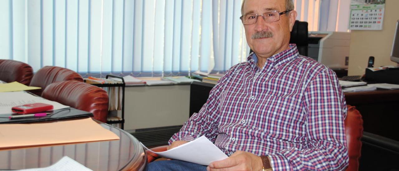 El alcalde de Rojales, Antonio Pérez, en su despacho.