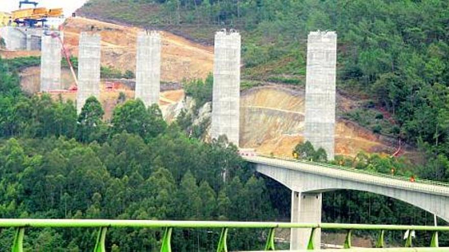 Los cinco pilares del futuro viaducto de Artedo que ya están levantados.