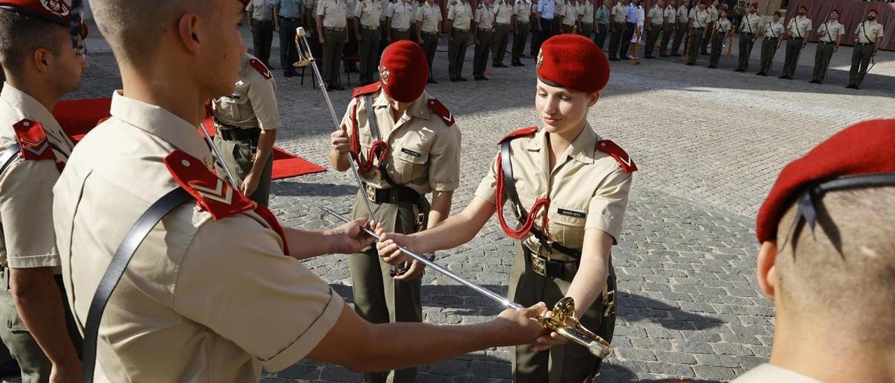 La cadete Borbón Ortiz recibe el sable oficial del Ejército