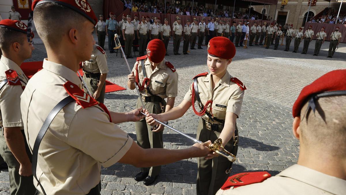 La cadete Borbón Ortiz recibe el sable oficial del Ejército