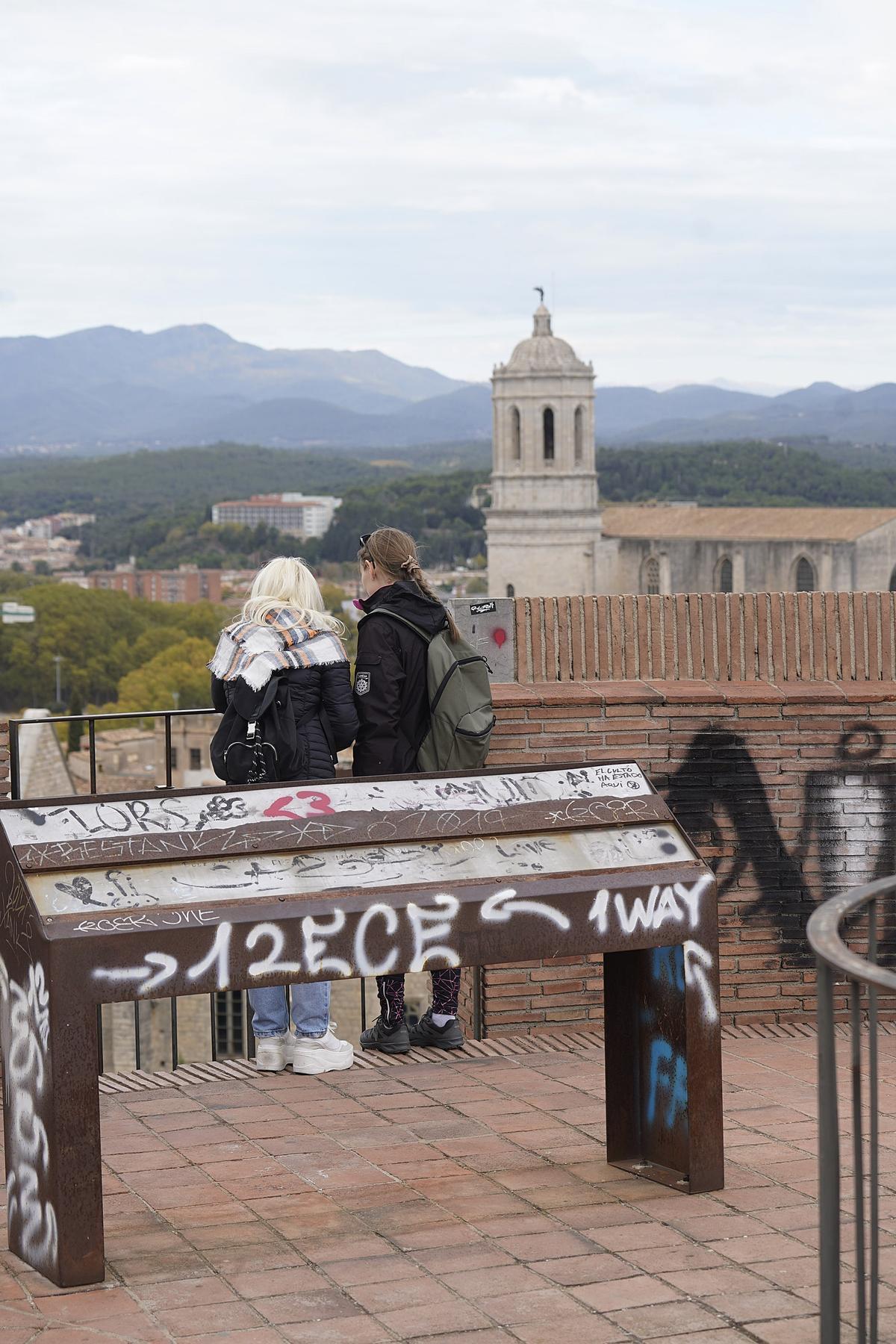 Les torres de la muralla de Girona, farcides de pintades Les torres de la muralla de Girona, farcides de pintades