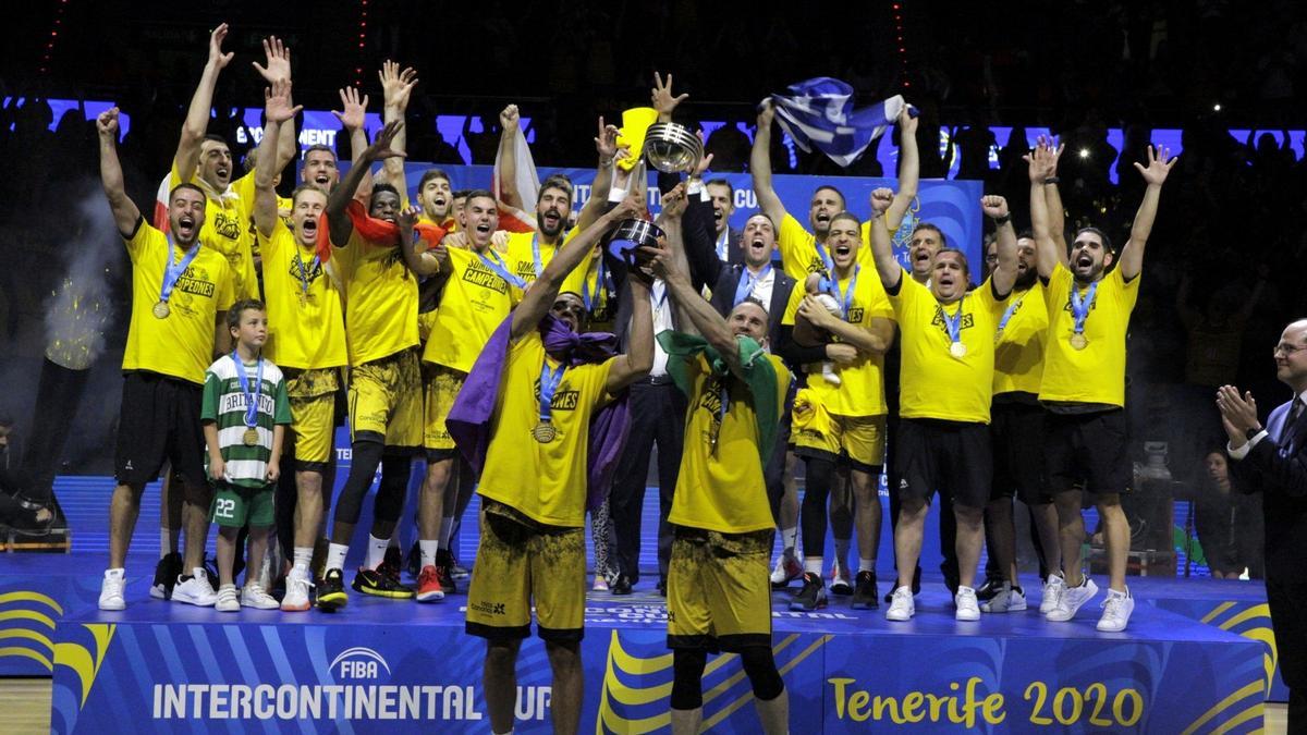 Los jugadores del CB Canarias levantan el trofeo como ganadores de la Copa Intercontinental de 2020