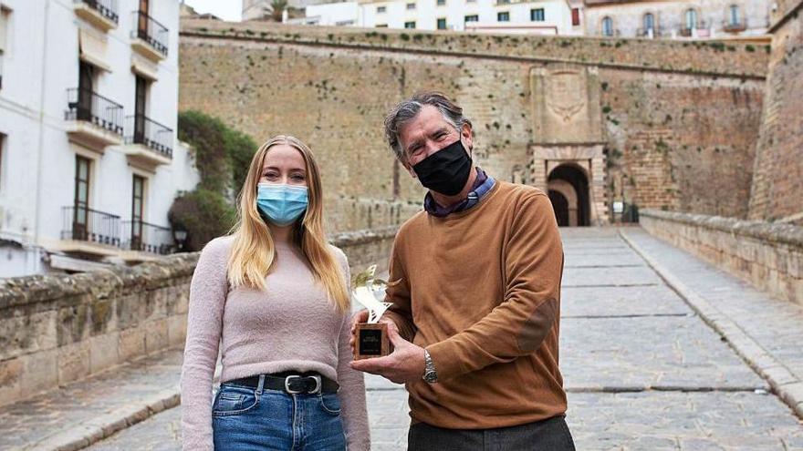 Helher Escribano y Antonio Isas Jr, con el premio que se entregará a partir de esta edición del festival.