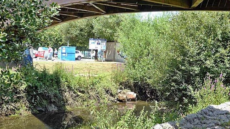 Zona del río Mendo donde está el puente de madera y, al fondo, dos de los tubos de pluviales.