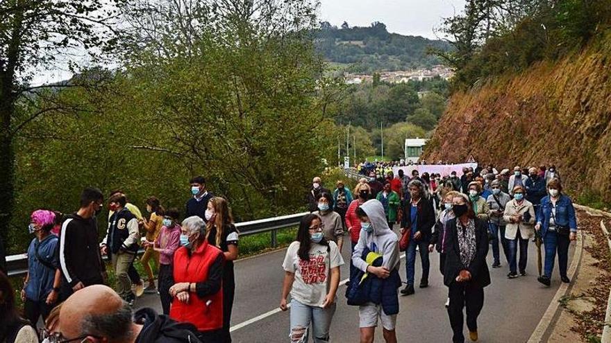 Los manifestantes, ayer, en la carretera CB-1 de Cabranes. | O. P.