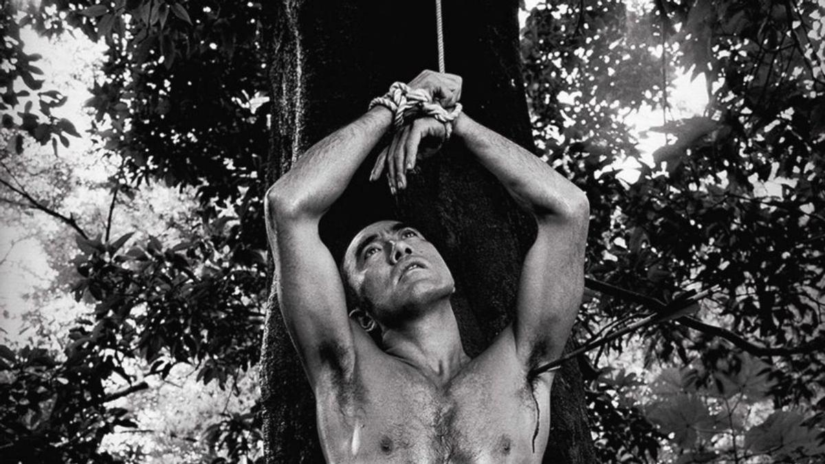 Imagen de Yukio Mishima de la serie Nacimiento de Shinoyama. 