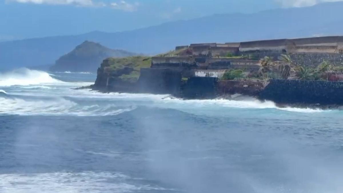 Parte del talud cede en la costa de La Caleta de Interián, en Garachico, por la borrasca Therese (Tenerife)
