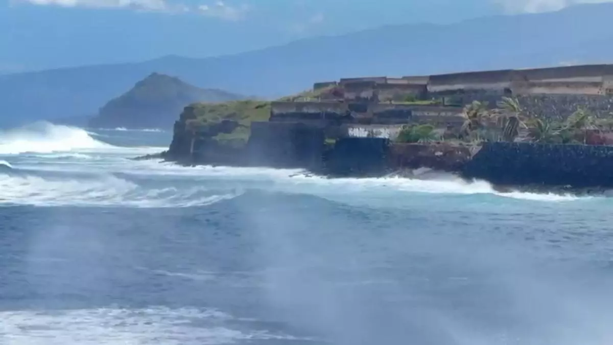 El mar y el viento de la borrasca Therese derrumban parte de un talud costero en La Caleta de Interián, en Garachico