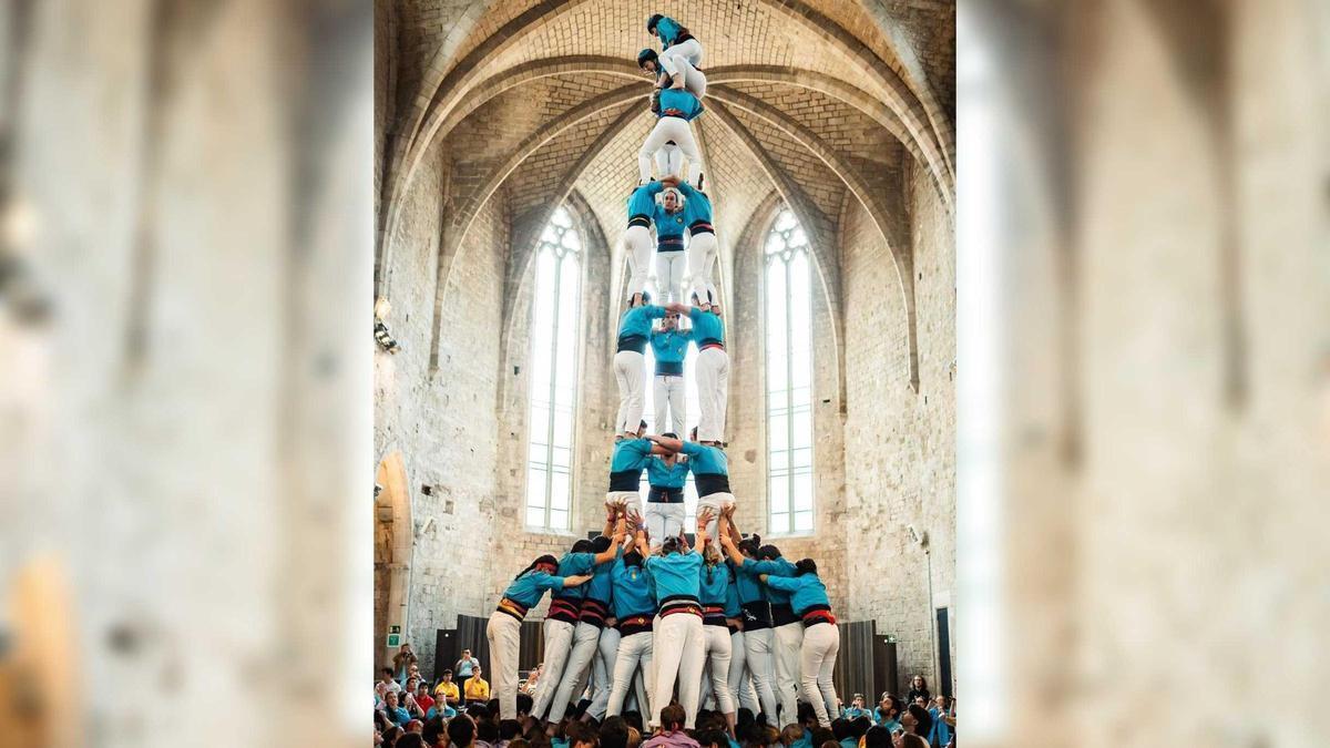Els Xoriguers de la UdG descarregant el seu primer castell de 8.