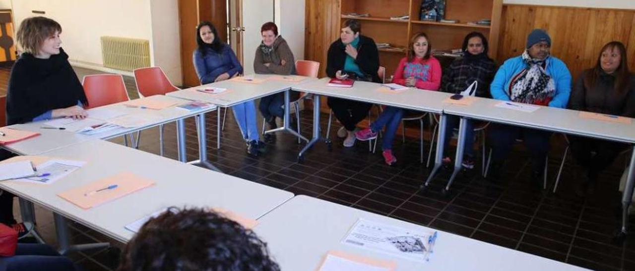 Formación para desempleados en Lalín  |  La Casa da Xuventude de Lalín acoge desde ayer un curso de formación para persona empleadas del servicio doméstico. Las clases matinales se desarrollarán hasta el 2 de diciembre. El seminario, en el que colabora el Concello, está promovido por la Fundación Humanismo e Democracia. Los asistentes, en muchos casos inmigrantes, se benefician de una actividad que cuenta con financiación del Ministerio de Sanidad. La actividad formativa tiene una duración de 30 horas y las clases se desarrollan en el recinto público entre las 10.00 y las 13.30 horas.