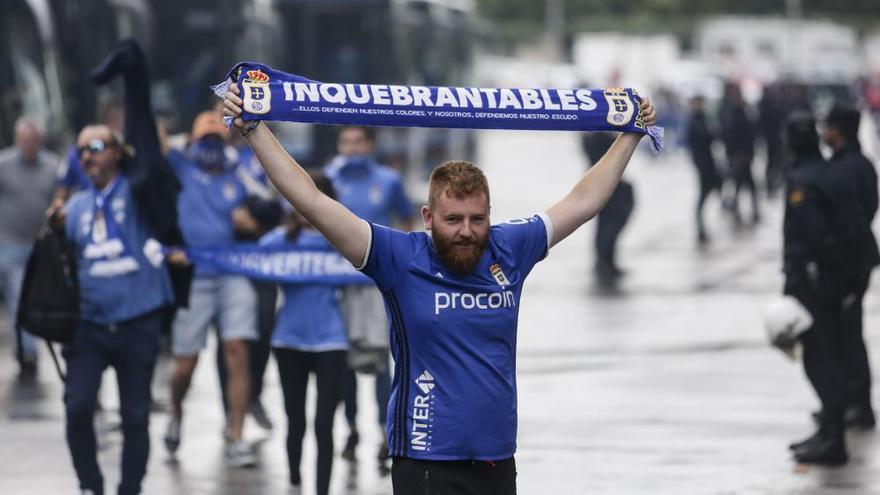 Llegada de los aficionados del Oviedo a El Molinón para presenciar el derbi