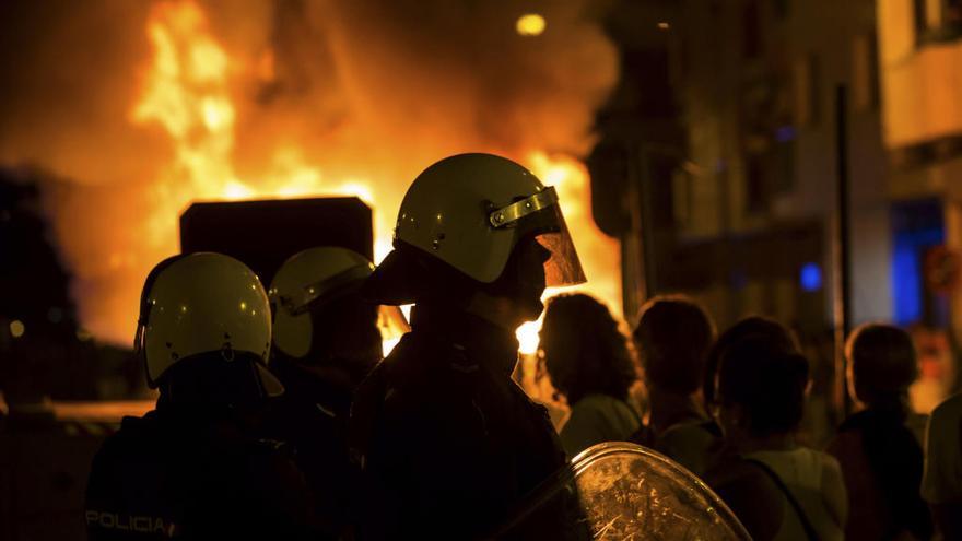 Los bomberos de Murcia sofocaron tres incendios originados en varios contenedores de basura y en una máquina que trabaja en las obras del tendido ferroviario en Santiago el Mayor.