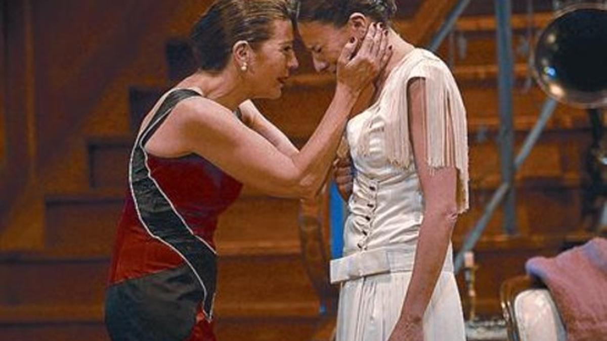 Emma Vilarasau y Míriam Iscla, en una escena de la obra.