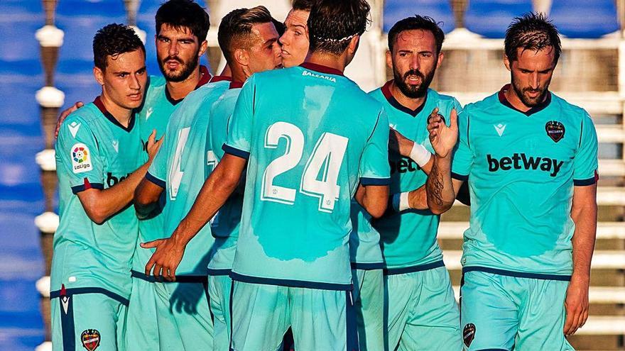 Los jugadores del Levante celebran uno de los tantos.