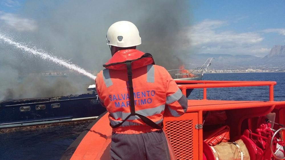 Tres rescatados tras arder su embarcación a dos mi