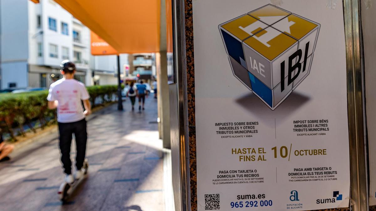 Un cartel de la última campaña del IBI aún colgado en la fachada de una vivienda de Benidorm.