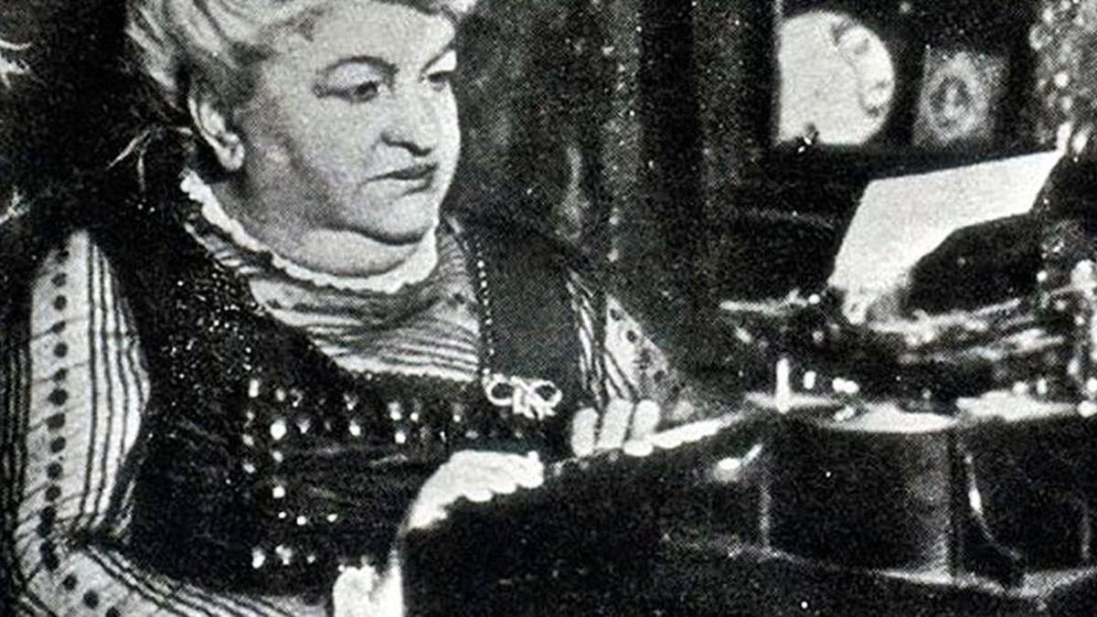 Emilia Pardo Bazán, ante su máquina de escribir