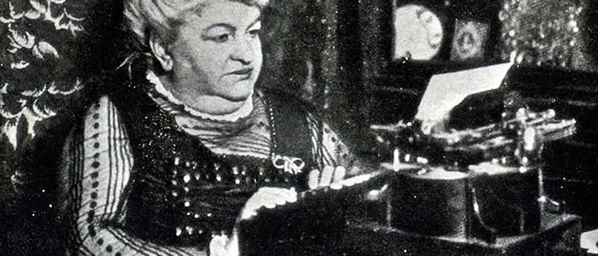 Emilia Pardo Bazán, ante su máquina de escribir