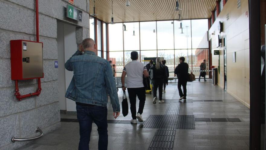 Viajeros en la estación de alta velocidad ferroviaria Sanabria A.V., esta semana.