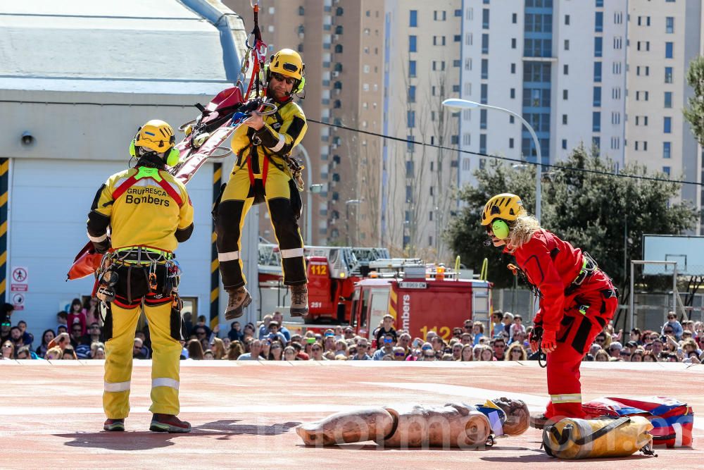 Exhibición de los bomberos en Benidorm