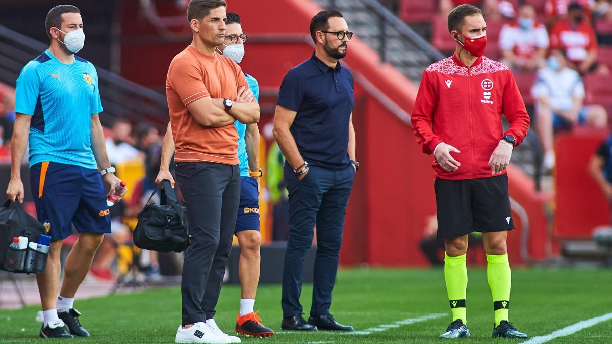 Robert Moreno y José Bordalás, ejerciendo al frente del Granada-Valencia, respectivamente.