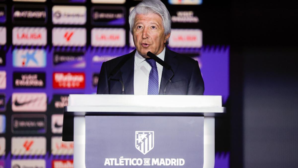 Los jugadores del Atlético celebran en el césped el pase a semis y el club lo publica con un mensaje provocador: “Atlético de Madrid. Más que un club”