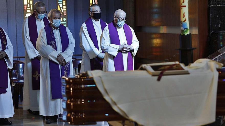 Un momento del funeral por Ángel González Suárez, ayer en la iglesia de San José de Pumarín.