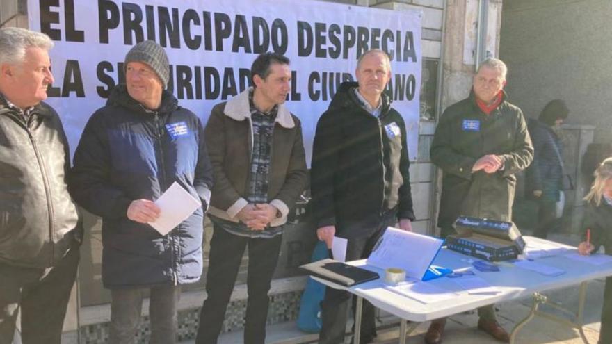 Los representantes sindicales del colectivo de seguridad privada, ayer, en la calle La Cámara. | F. L. J.