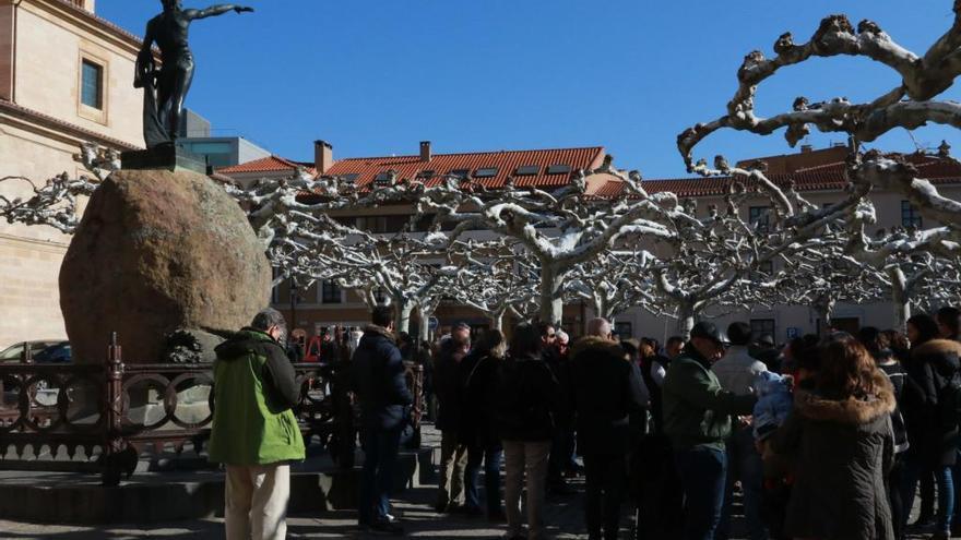 Un grupo de turistas en la plaza de Viriato.