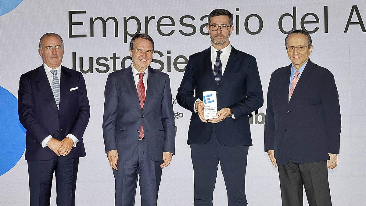 Justo Sierra, presidente de Urovesa, recibe el premio Empresario del Año de manos de Javier Moll, presidente de Prensa Ibérica; Pablo Junceda, director general de Sabadell Gallego, y Abel Caballero, alcalde de Vigo.