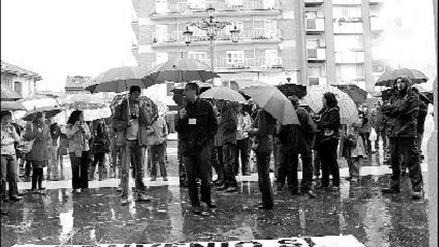 Los funcionarios concentrados ante la Casa Consistorial de Pola de Siero, ayer por la mañana.