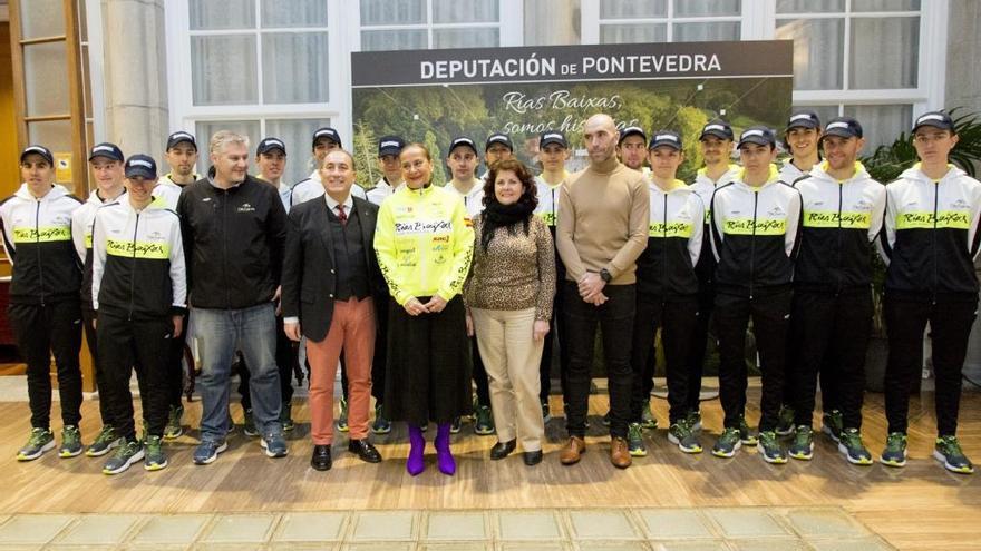 Carmela Silva, con el cuerpo técnico y ciclistas del Vigo-Rías Baixas. // FdV