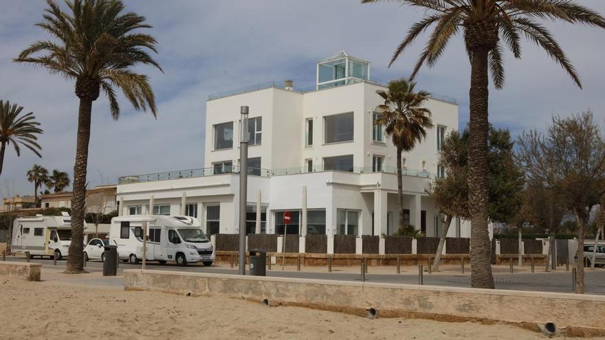 Bekannte Villa am Strand von Palma de Mallorca: Erst blau, dann weiß, jetzt zu verkaufen