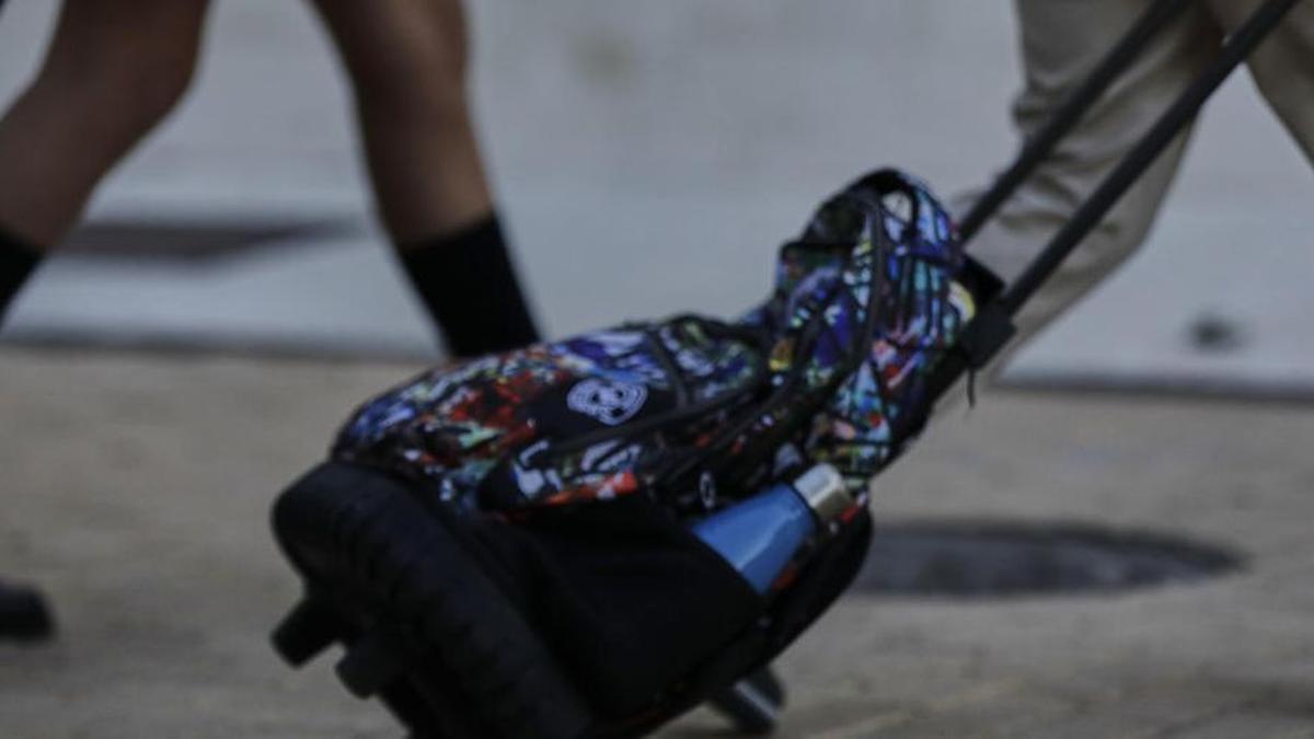 Un niño con una mochila.