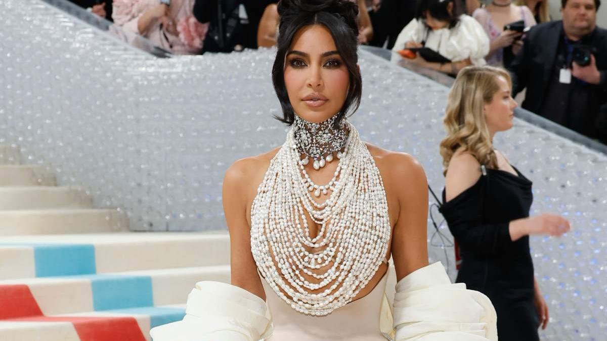 Kim Kardashian con un atrevido vestido se corona como la reina de las perlas en la Gala MET 2023