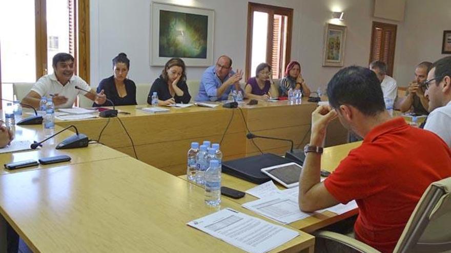 El conseller de Hacienda replica a los partidos de la oposición en el pleno de los presupuestos.