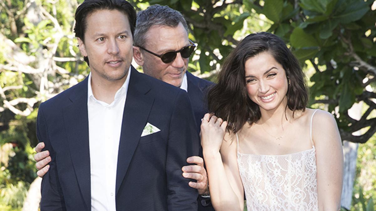 Ana de Armas junto a Daniel Craig y el director de la nueva pelicula de James Bond