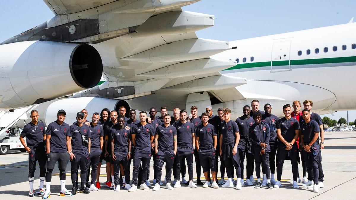 La expedición del PSG antes de volar a China en el aeropuerto de París.