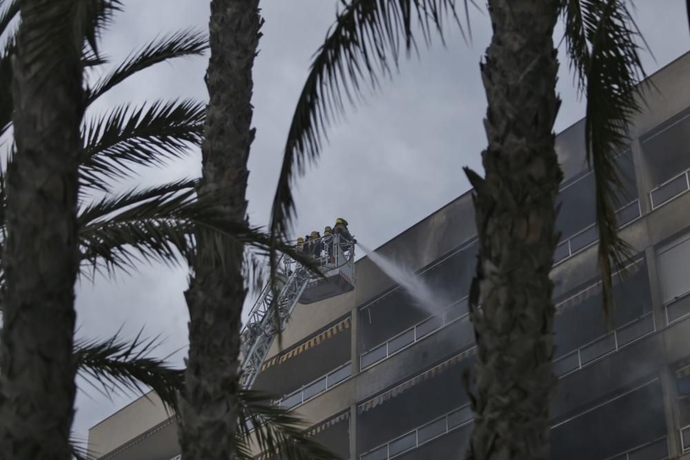 Dos bomberos heridos en un incendio provocado en un piso en Torrevieja. La Guardia Civil ha rescatado al residente de un primer piso que habría provocado las llamas en un intento de suicidio.