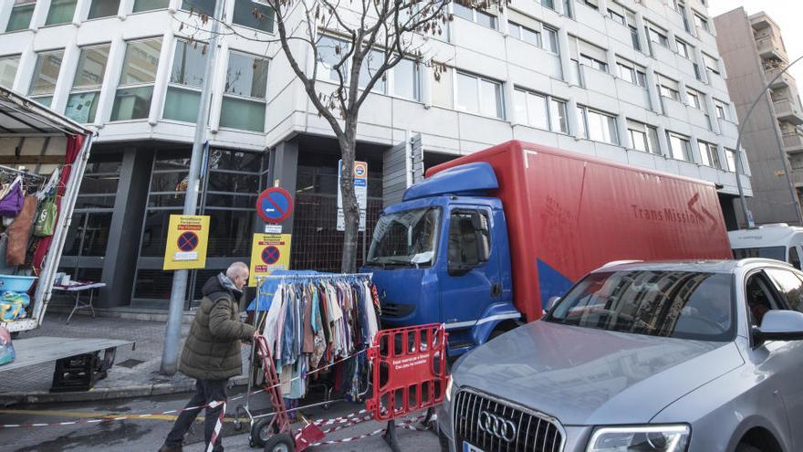 Els camions aparcats entre les Bases de Manresa i el carrer Flor de Lis