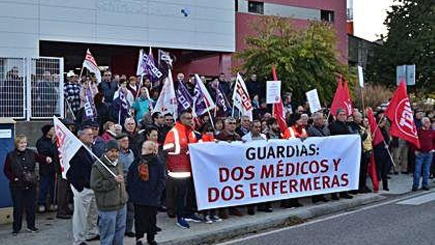 Una de las concentraciones frente al Centro de Salud de Puebla contra el recorte de servicios.