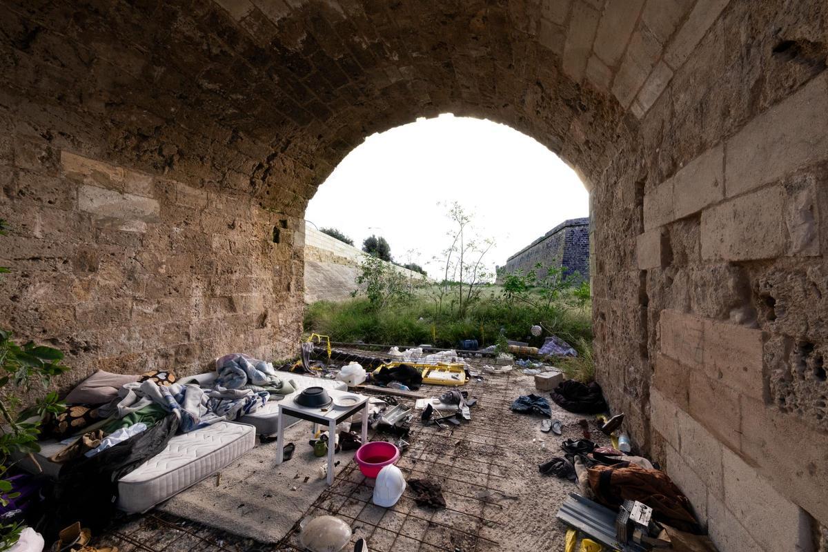 Escombros y signos de okupación bajo el puente del Baluard del Príncep