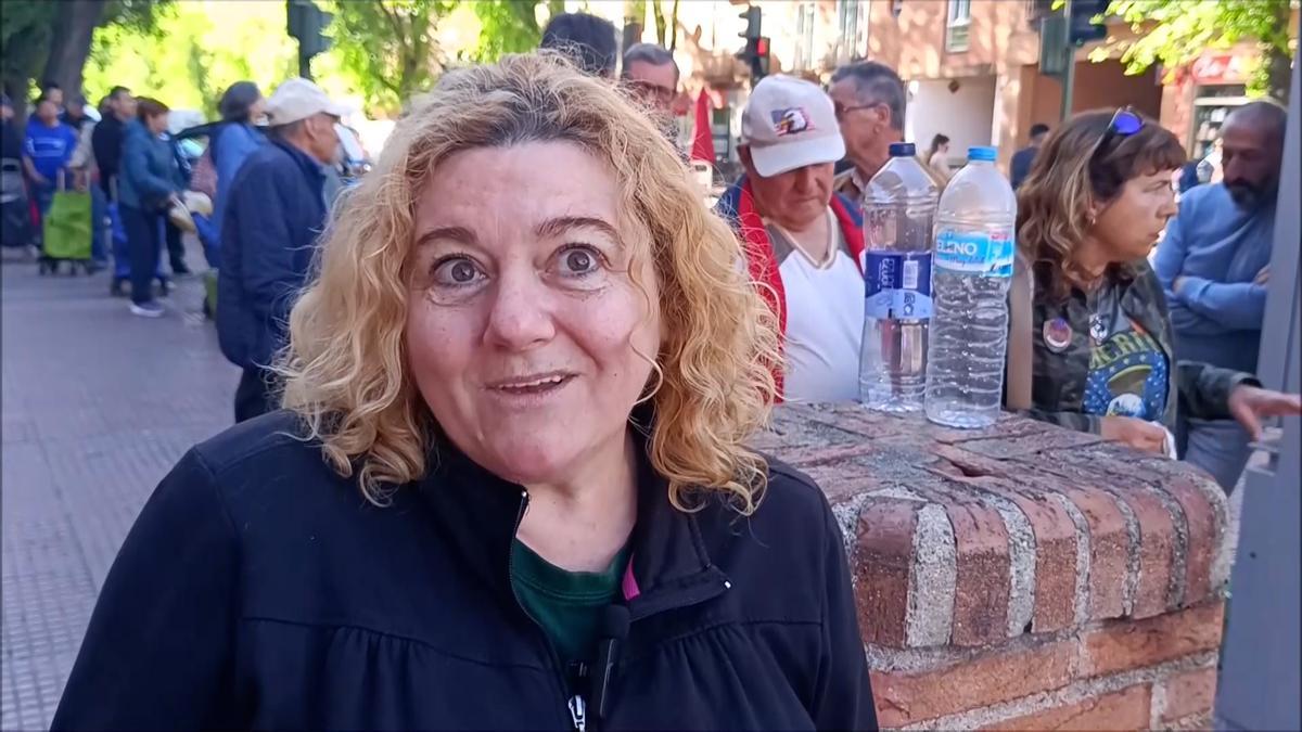 Vecina de Alcalá de Henares afectada por el desabastecimiento de agua en la localidad madrileña.