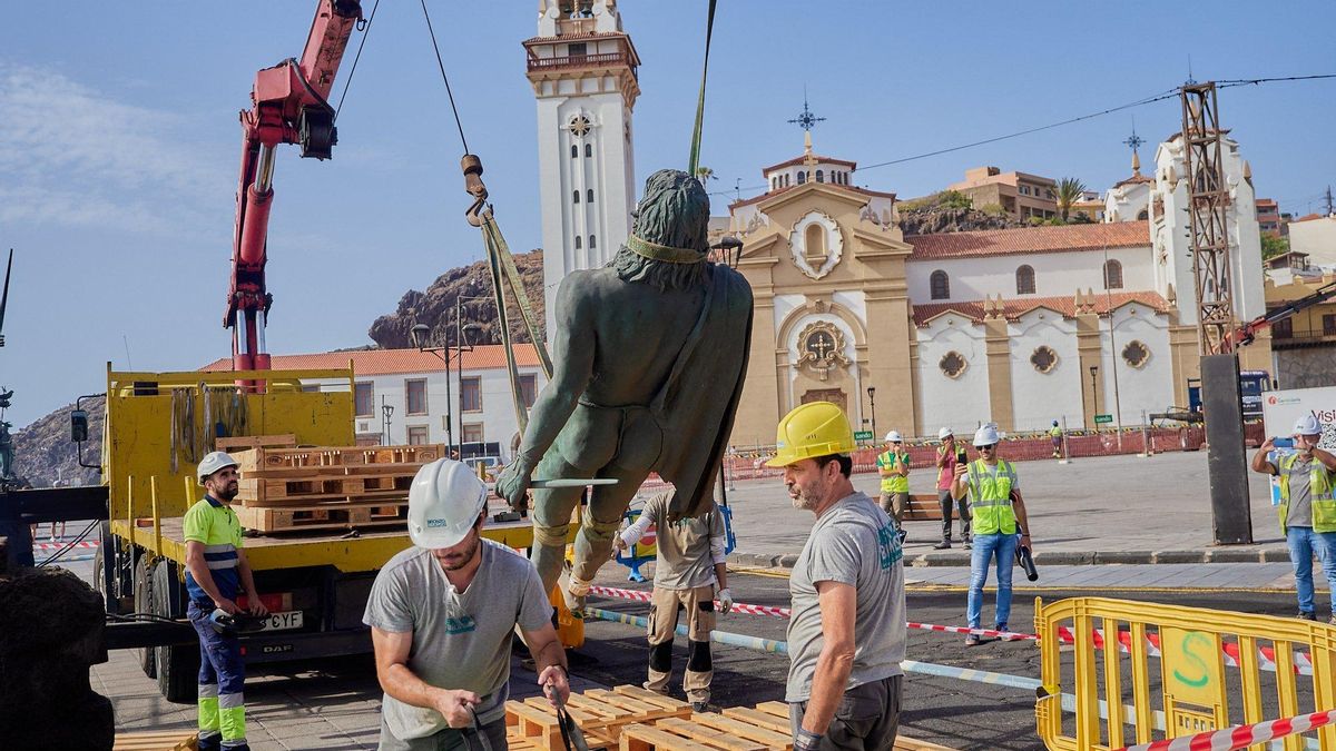 Retirada de uno de los menceyes de Candelaria por las obras.