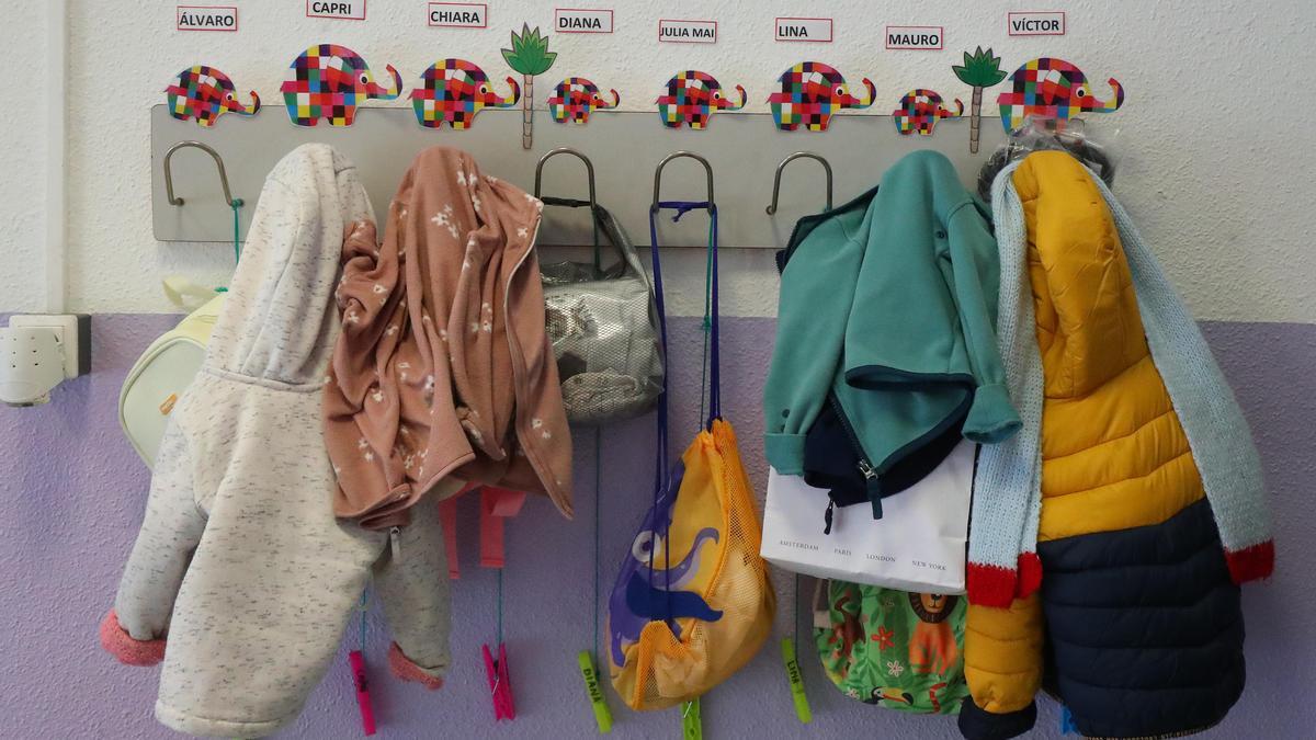 Mochilas y chaquetas en una escuela infantil