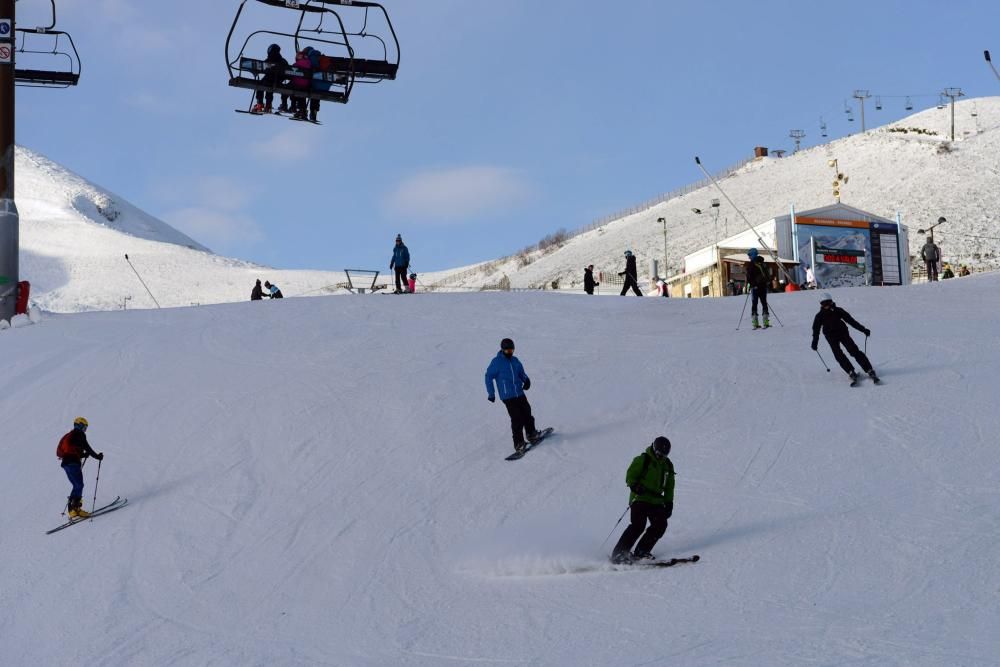 Esquiadores en Valgrande-Pajares
