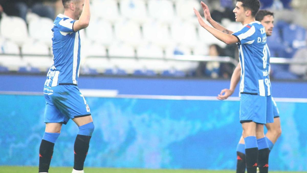 Lucas Pérez y Diego Villares celebran un gol del ariete en Riazor. |  // IAGO LÓPEZ